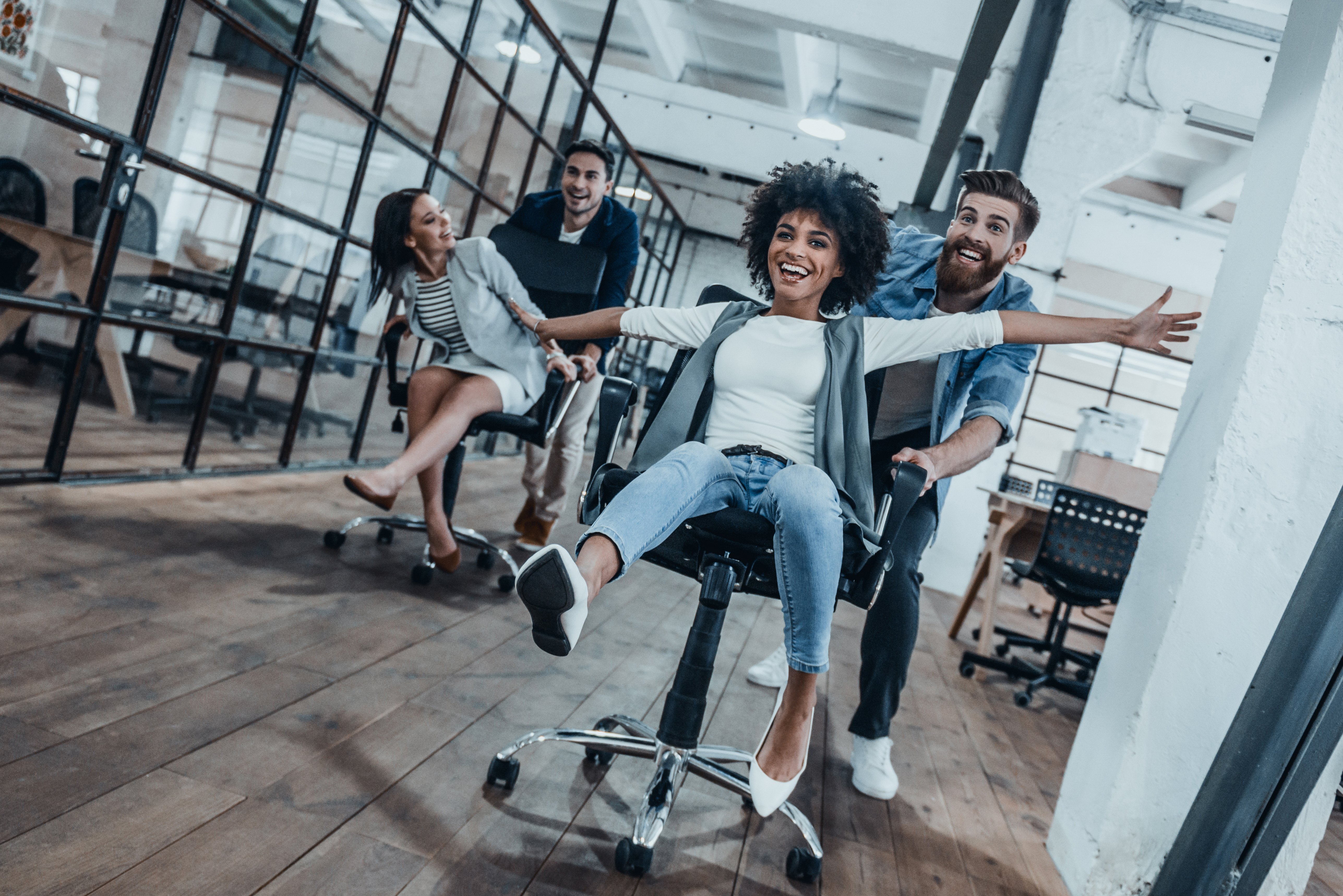 Работаю за четверых. Фан на работе. Funny Employee. Positive Psychology at work. Shoe playing in Office.